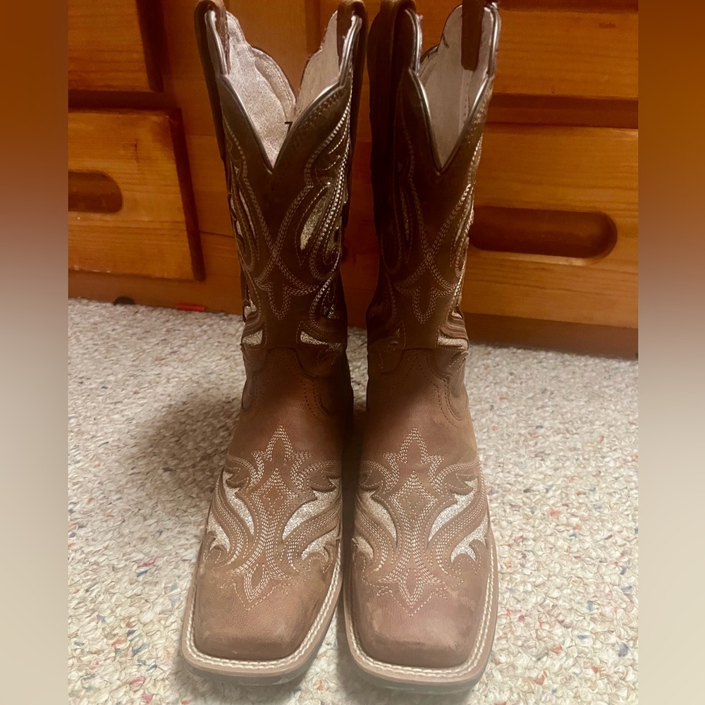 Size 7 Cowgirl Boots. Ariat. Round up Bliss Westen Boot. Sassy Brown.
